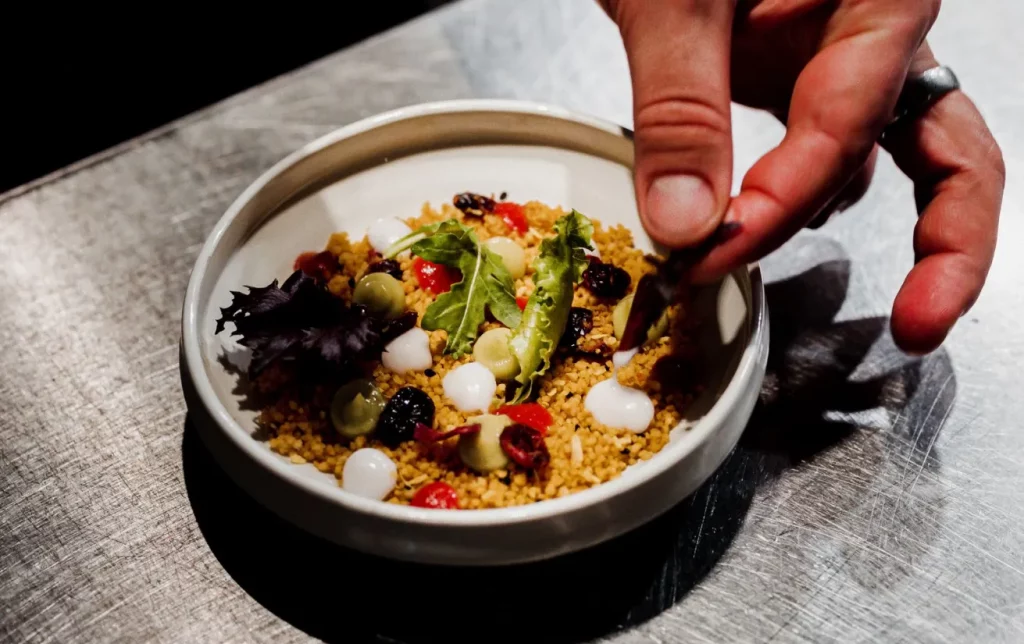 Professionelles Catering-Team bei der Zubereitung von frischen, saisonalen Gerichten